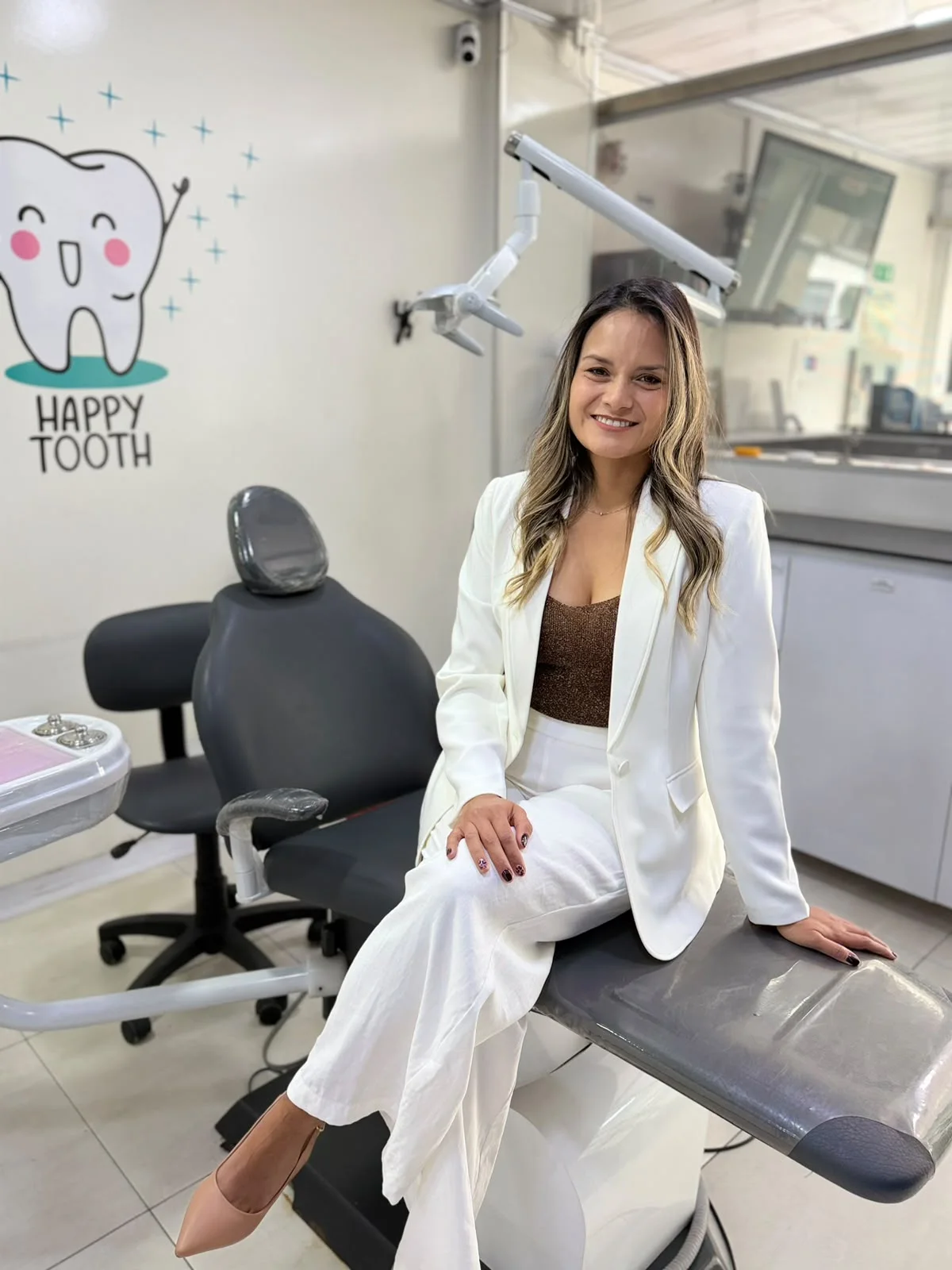 Dra. Laura Durán sentada en la unidad odontológica de su consultorio